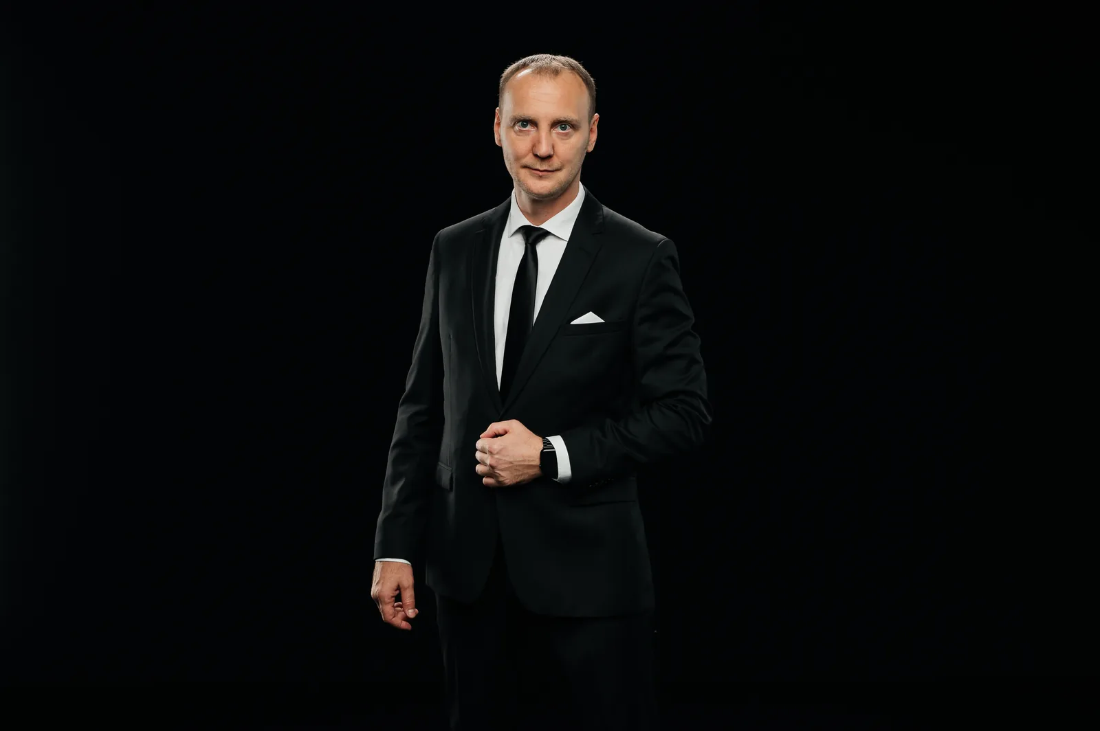 Портрет мужчины в деловом костюме, символизирующий адвоката, который помогает при задержании