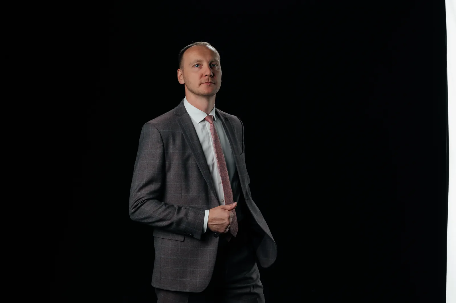 Адвокат в деловом костюме, специализирующийся на правовой экспертизе договоров и документов