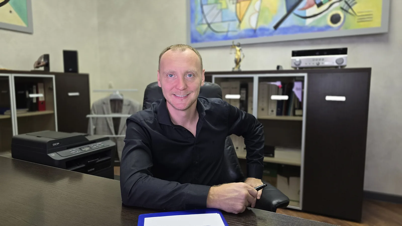 Юридический документ с нечитаемым текстом как фоновое изображение для услуги правового анализа договора для бизнеса