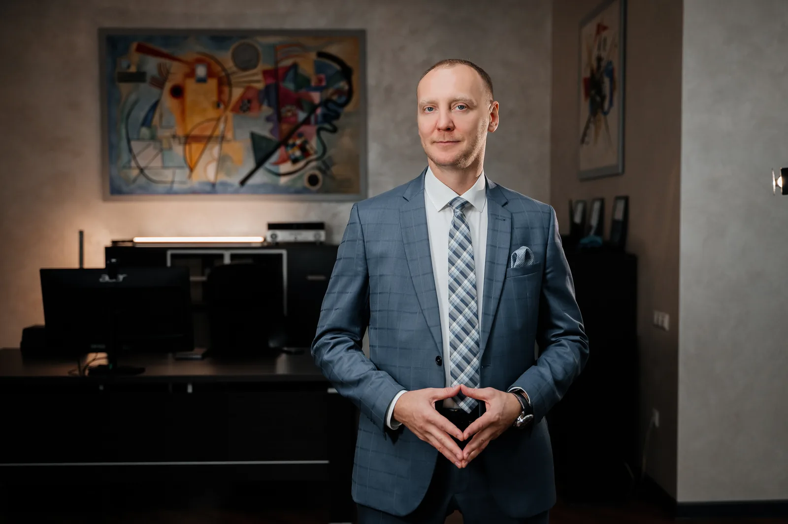 Юрист за рабочим столом, символизирующий договорную работу и юридическое сопровождение бизнеса