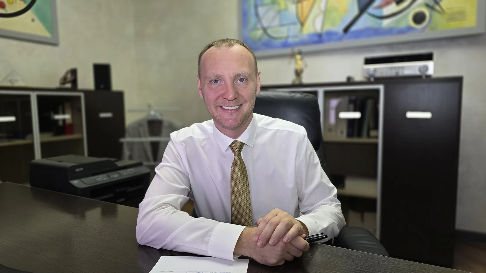 Юрист за рабочим столом в офисе, готовящий документы по корпоративному спору между участниками бизнеса