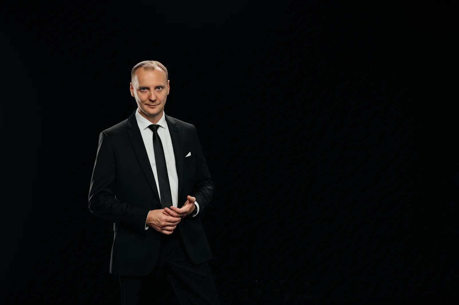 Портрет юриста в деловом костюме, оказывающего помощь в составлении отзыва на иск