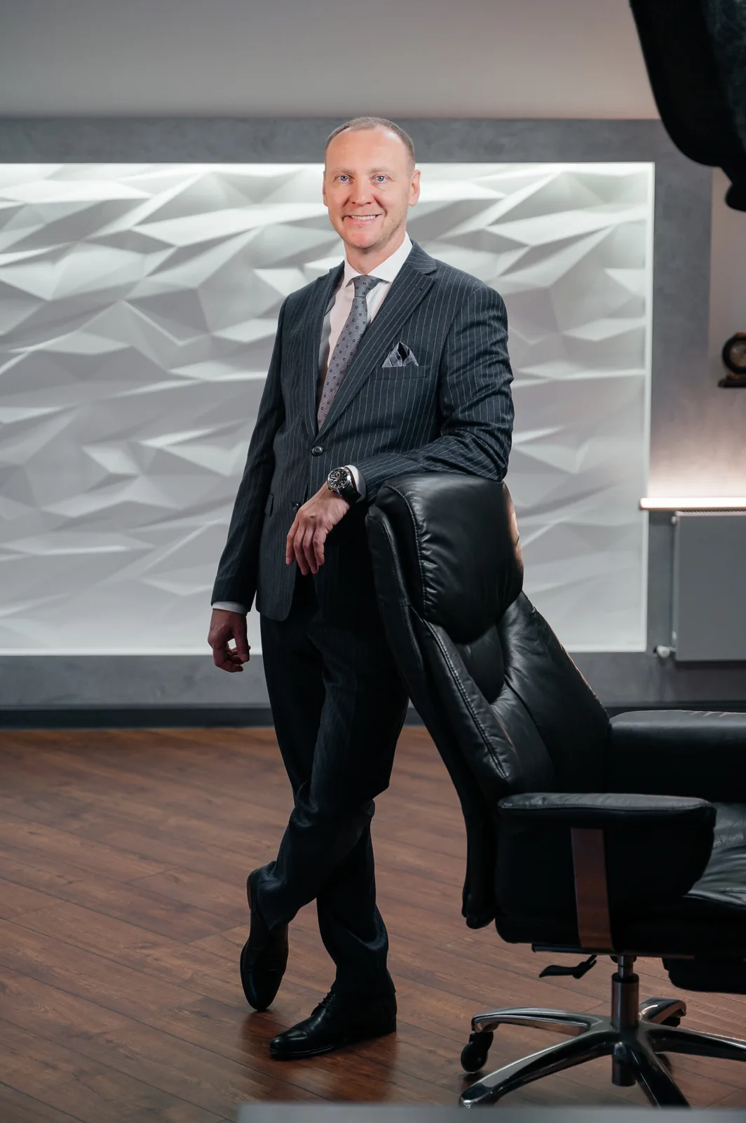 Портрет юриста в деловой обстановке для раздела о юридическом сопровождении бизнеса